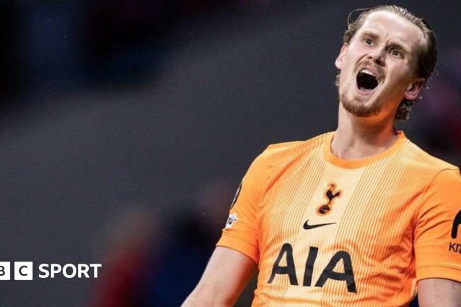 Kiper Tottenham Antonin Kinsky saat pertandingan Liga Champions