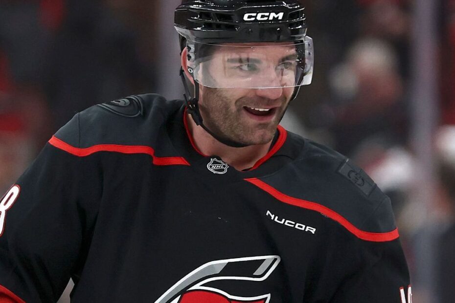 Jordan Martinook cetak gol kemenangan Carolina Hurricanes di playoff NHL