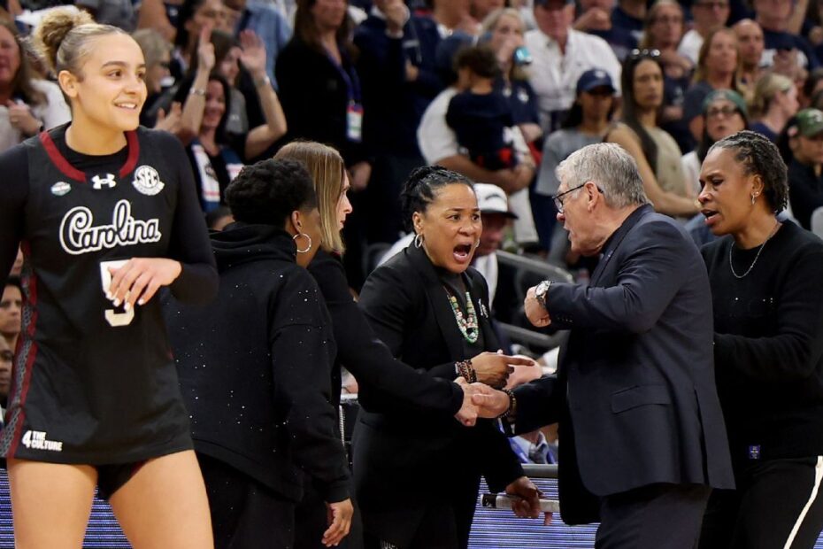 Geno Auriemma meminta maaf kepada South Carolina setelah insiden di lapangan