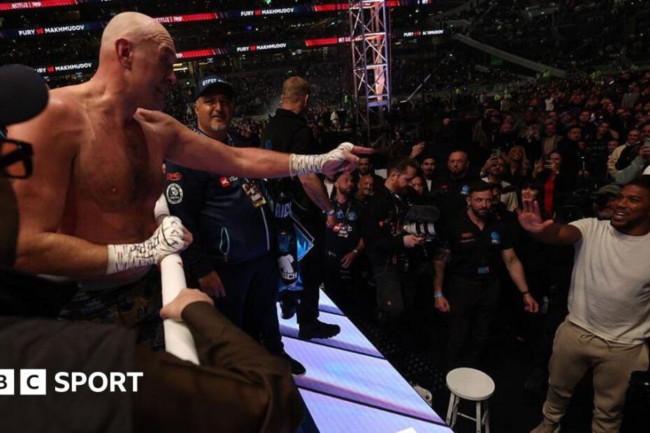 Gambar Tyson Fury dan Anthony Joshua dalam pertarungan tinju